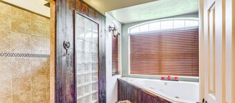 Spacious Micanopy Farmhouse w/ Luxurious Pool!