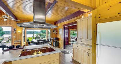 Waterfront Kingston Getaway: Beach Access On-site!