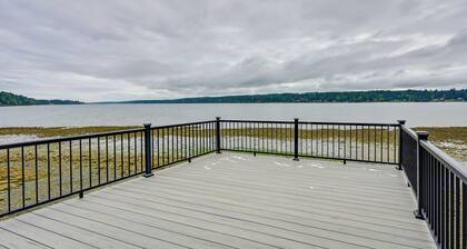 Waterfront Kingston Getaway: Beach Access On-site!