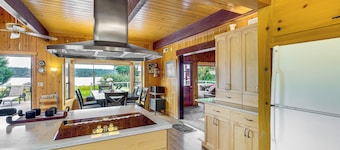Waterfront Kingston Getaway: Beach Access On-site!
