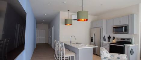 Køleskab, mikrobølgeovn, ovn, kogeplade