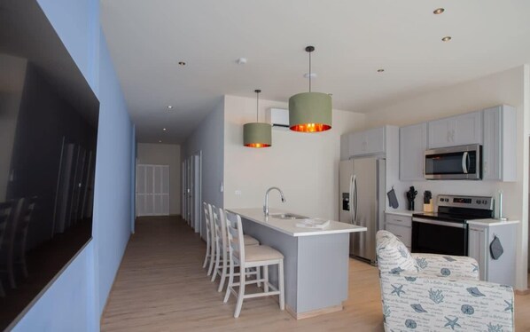 Køleskab, mikrobølgeovn, ovn, kogeplade