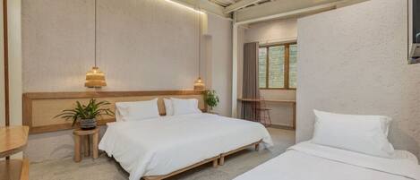 Skrivebord, reiseseng for barn, wi-fi og sengetøy