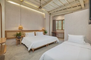 Skrivebord, reiseseng for barn, wi-fi og sengetøy