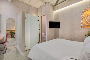 1 bedroom, desk, travel crib, WiFi