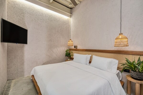 1 bedroom, desk, travel crib, WiFi