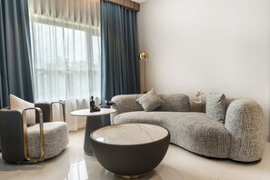 Habitación doble Royal | Área de sala de estar | Televisión 