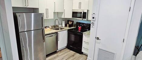 Kühlschrank, Mikrowelle, Ofen, Herdplatte