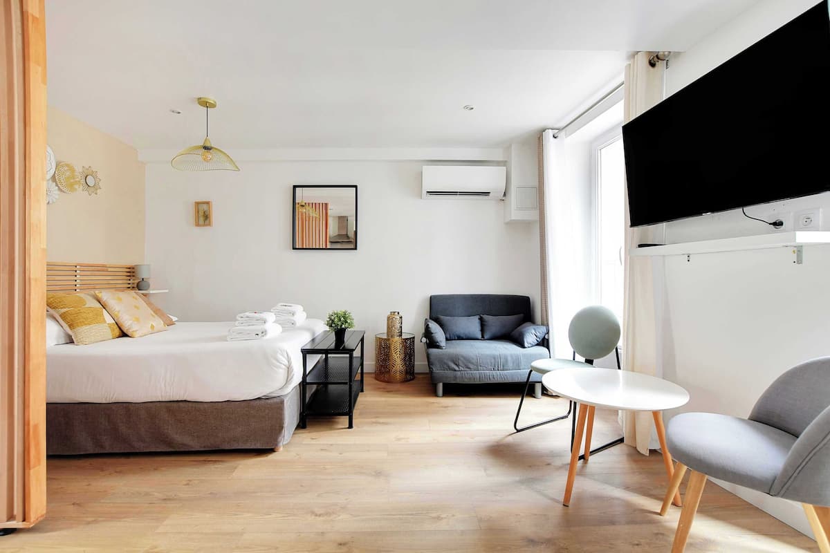 Una camera da letto moderna con un letto, un comodino e una sedia.