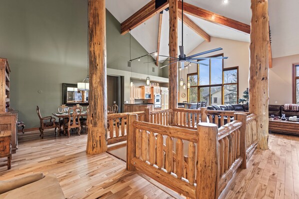 智能电视、壁炉、DVD 播放器