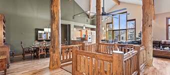 Spacious, Quiet, Private Hot Tub, Easy Drive to Everything