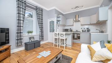 Apartemen | Area keluarga | TV