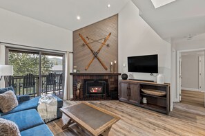 TV, fireplace, stereo - Mt Comfort and Convenience at Timber Run 211! (Steamboat Springs)