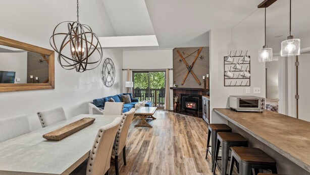 Een moderne keuken met een centraal eiland, houten vloer en een inbouwoven.