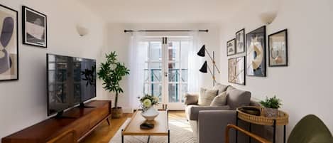 Lägenhet (2 Bedrooms) | Vardagsrum | 37-tums smart-tv med kabelkanaler