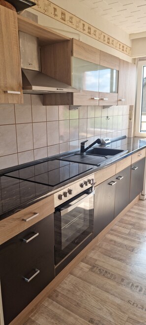 Réfrigérateur, four, plaque de cuisson, lave-vaisselle