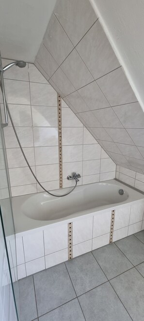 Sèche-cheveux, serviettes fournies, savon, papier toilette