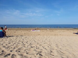 A beach with people sunbathing and swimming. - Gîte Normand à Juno Beach - Découverte des plages du débarquement. (Graye-sur-Mer)