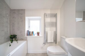 Douche, sèche-cheveux, serviettes fournies