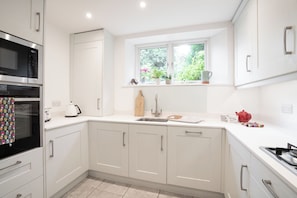 Een koelkast, een microgolfoven, een oven, een kookplaat