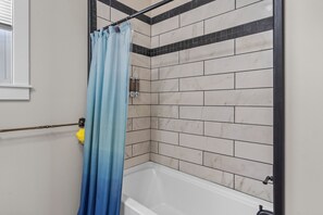 Hair dryer, towels, soap, shampoo - Vintage Charm, Modern Living,  5 minutes to downtown Chattanooga (Chattanooga)