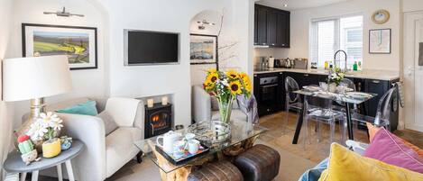 TV, caminetto, libri, studio