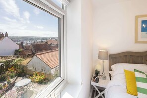 2 عدّة غرف نوم ومكواة/لوح كي وواي فاي وملاءات أسرّة