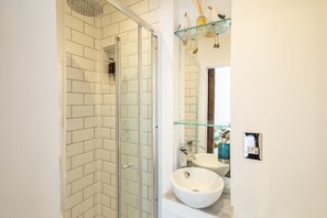 تجهيزات دش، مجففات شعر، مناشف، شامبو