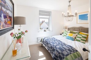 2 bedrooms, iron/ironing board, WiFi, bed sheets - Host & Stay | Voyagers' View (Whitby)