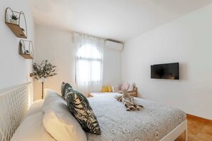 1 dormitorio, tabla de planchar con plancha, cuna de viaje y wifi