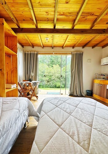 Cabin surrounded by nature and waterfalls a few km from Canela