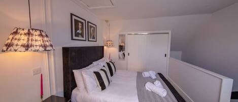 1 bedroom, desk, WiFi