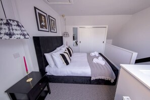 1 bedroom, desk, WiFi