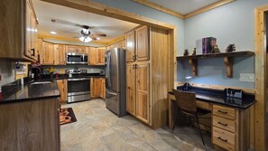 Casa ejecutiva, vistas a la montaña | Cocina privada | Frigorífico, microondas, horno y placa de cocina