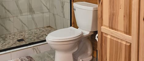 Executive House, Mountain View | Bathroom | Combined shower/tub, free toiletries, towels, toilet paper