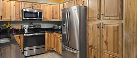 Casa ejecutiva, vista a la montaña | Cocina privada | Refrigerador, microondas, horno y parrilla de estufa