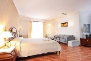 4 bedrooms, iron/ironing board, WiFi, bed sheets - Villa Maldonado, Lovely villa in Pollença old town (Pollença)