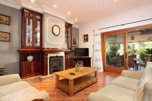 TV, fireplace - Villa Maldonado, Lovely villa in Pollença old town (Pollença)