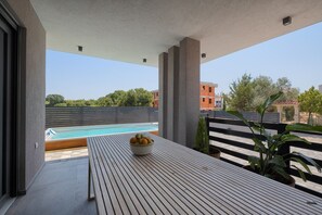 Terrace/patio - Villa Loreta with pool, barbeque and sea view. (Pula)
