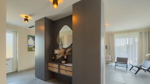 A modern interior with a dark-toned console table, a round mirror, and a vase with dried pampas grass. - Villa Loreta with pool, barbeque and sea view. (Pula)