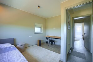 4 bedrooms, iron/ironing board, WiFi, bed sheets