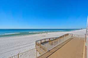 On the beach - Gulf-front 2BR w/ pool & daily attraction tickets (Panama City Beach)