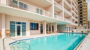 Un hôtel doté d’une piscine, d’un espace extérieur aménagé et de plusieurs balcons.