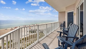 Un balcon avec vue sur la plage et l’océan.