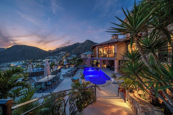 Outdoor dining - Villa Marisal: Spacious Pedregal Luxury Retreat - Flexible 7 or 9 bedrooms (Cabo San Lucas)