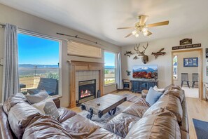 TV, fireplace, DVD player, offices - Air Force Academy Base with Deck and Mountain View (Colorado Springs)