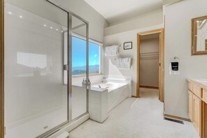 Douche, sèche-cheveux, serviettes fournies