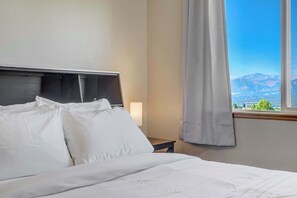 5 bedrooms, desk, WiFi, bed sheets - Air Force Academy Base with Deck and Mountain View (Colorado Springs)