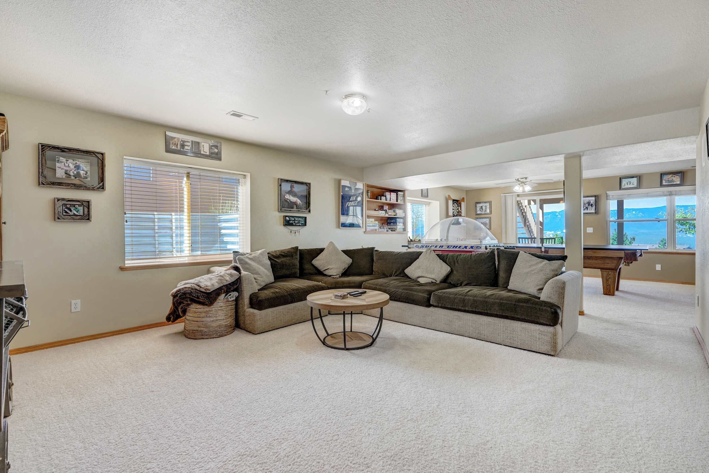 Una televisión, una chimenea, un reproductor de DVD, una oficina