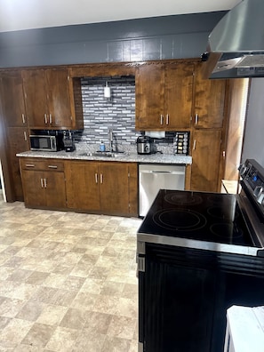 Refrigerador, microondas, horno y parrilla de estufa 